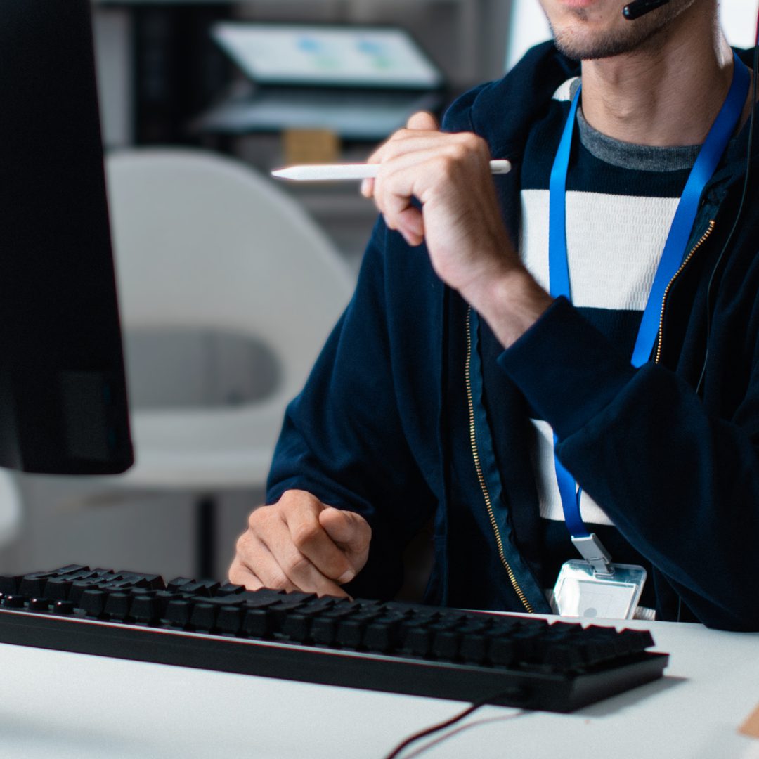 a customer talking with person on laptop
